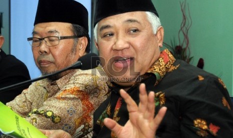 Ketua Dewan Pertimbangan Majelis Ulama Indonesia (Ketua Wantim MUI) Din Syamsuddin (kanan) didampingi Wakil Ketua Wantim MUI Didin Hafiduddin memberikan keterangan pers pada tentang konsep bela Negara, di Jakarta, Kamis (26/11). 