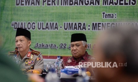 Ketua Dewan Pertimbangan Majelis Ulama Indonesia (MUI) Din Syamsuddin (kanan) saat berdialog di kantor MUI, Jakarta, Selasa (21/3). 