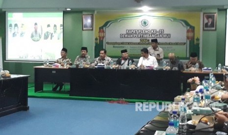 Ketua Dewan Pertimbangan Majelis Ulama Indonesia (MUI), Din Syamsuddin bersama Kabareskrim Mabes Polri, Komjen Ari Doni Sukmanto dan Kepala Badan Nasional Penanggulan Terorisme (BNPT), Komjen Suhardi Alius menggelar pertemuan tertutup di Kantor MUI, Jakarta Pusat, Rabu (21/2). 