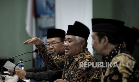 Ketua Dewan Pertimbangan Majelis Ulama Indonesia (MUI), Din Syamsuddin(tengah) bersama Wakil Ketua Dewan Pertimbangan MUI Didin Hafidhuddin (kiri) dan Nasaruddin Umar (kanan) saat memberikan keterangan pers usai melakukan Rapat Pleno XII di Kantor Pusat MU