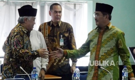   Ketua Dewan Pertimbangan Majelis Ulama Indonesia (Watim MUI) Din Syamsudin (kiri) bersalaman dengan Ketua Umum ICMi Jimly Assidiqi (kanan) pada acara Rapat Pleno VIII Dewan Pertimbangan Majelis Ulama Indonesia, di Jakarta, Rabu (18/5).