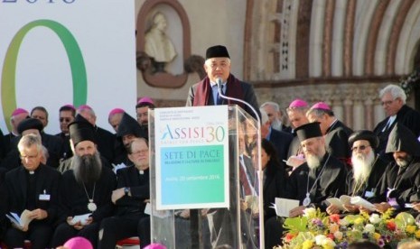 Ketua Dewan Pertimbangan MUI, Din Syamsuddin berpidato di Assisi, Italia, Selasa (20/9).