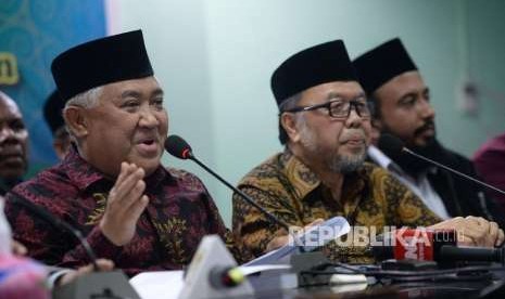 Ketua Dewan Pertimbangan MUI Din Syamsuddin bersama Wakil Ketua Dewan Pertimbangan MUI Didin Hafiduddin serta para anggota Dewan Pertimbangan MUI memberikan keterangan terkait hasil rapat pleno Dewan Pertimbangan MUI di gedung MUI, Jakarta, Rabu (29/8).