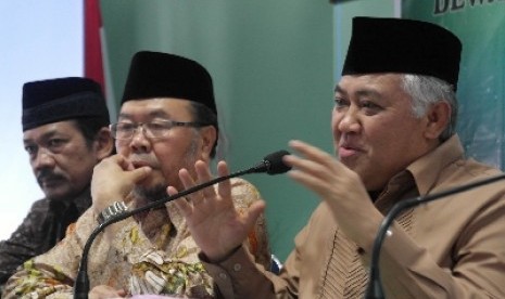 Ketua Dewan Pertimbangan MUI Din Syamsuddin (kanan) didampingi Wakil Dewan Pertimbangan MUI KH Didin Hafiduddin (tengah) dan Sekretaris Dewan Pertimbangan MUI Nurahmat (kiri) memberikan pejelasan kepada wartawan usai acara Silaturahmi & Rapat Pleno Dewan P