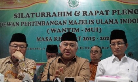 Ketua Dewan Pertimbangan MUI Din Syamsuddin (tegah) didampingi Wakil Dewan Pertimbangan MUI Didin Hafiduddin (kiri) dan Wakil Dewan Pertimbangan MUI Nasarudin Umar (kanan) memberikan pejelasan kepada wartawan usai acara Silaturahmi & Rapat Pleno Dewan Pert