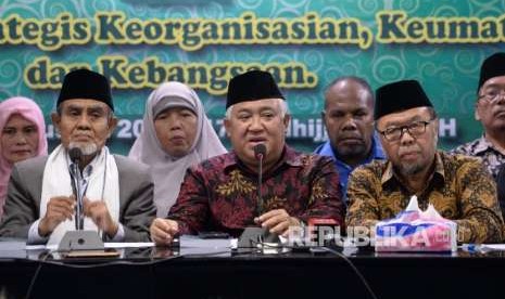 Ketua Dewan Pertimbangan MUI Din Syamsuddin (tengah) bersama Wakil Ketua Dewan Pertimbangan MUI Didin Hafiduddin (kanan) serta para Anggota Dewan Pertimbangan MUI memberikan keterangan terkait hasil rapat pleno Dewan Pertimbangan MUI di gedung MUI, Jakarta, Rabu (29/8).