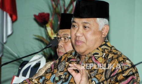 Ketua Dewan Pertimbangan MUI Din Syamsudin (kanan) didampingi Wakil Ketua Dewan Pertimbangan MUI Didin Hafidudin memberikan penjelasan pada acara Rapat Pleno ke 5 dengan tema “Revitalisasi Pendidikan Islam, Problemaatika dan Solusi” di Jakarta, Rabu (24/2)