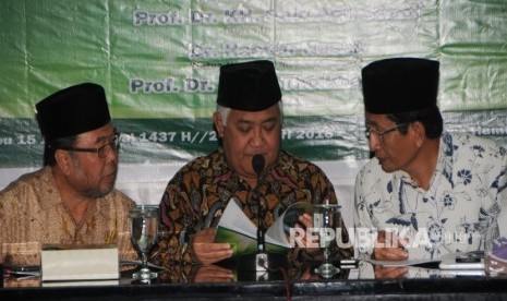 Ketua Dewan Pertimbangan MUI Din Syamsudin (tengah) berbincang dengan Wakil Ketua Dewan Pertimbangan MUI Didin Hafidudin (kiri) dan Wakil Ketua Dewan Pertimbangan MUI Nasaruddin Umar disela acara rapat. 