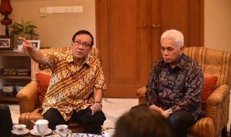 Ketua Dewan Pertimbangan Partai Golkar Akbar Tandjung (kiri).