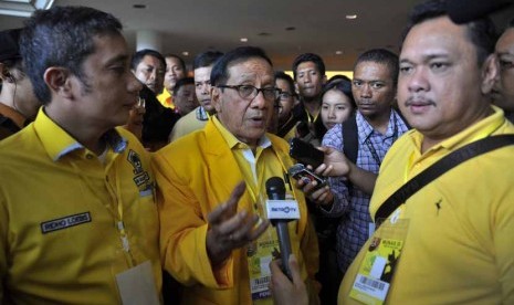 Ketua Dewan Pertimbangan Partai Golkar, Akbar Tandjung meninggalkan lokasi Musyawarah Nasional Golkar IX usai pembahasan tata tertib di Nusa Dua, Bali, Senin (1/12).    