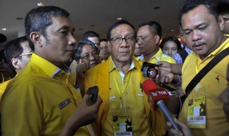 Ketua Dewan Pertimbangan Partai Golkar, Akbar Tandjung menyampaikan keterangan kepada wartawan usai pembahasan tata tertib Musyawarah Nasional Golkar IX di Nusa Dua, Bali, Senin (1/12).         