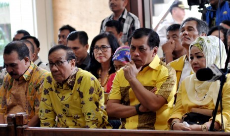 Ketua Dewan Pertimbangan Partai Golkar Akbar Tanjung (kedua kiri) bersama Wakil Ketua Umum Partai Golkar Munas Bali Nurdin Halid (kedua kanan) dan sejumlah fungsionaris Partai Golkar menyimak pembacaan putusan majelis hakim di Pengadilan Negeri Jakarta Uta