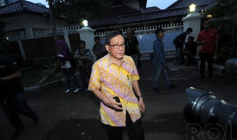  Ketua Dewan Pertimbangan Partai Golkar Akbar Tanjung menjawab pertanyaan pers usai melakukan kunjungan ke kediaman tokoh senior Golkar, B.J. Habibie di kawasan Patra Kuningan, Jakarta Selatan, Senin (15/12). (Republika/Agung Supriyanto)