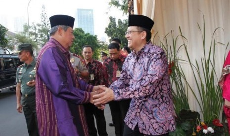 Ketua Dewan Perwakilan Daerah (DPD) Irman Gusman (kanan) bersamalaman dengan Presiden Susilo Bambang Yudhoyono.