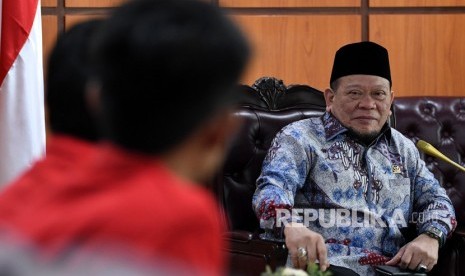 Ketua Dewan Perwakilan Daerah (DPD) La Nyalla Mahmud Mattalitti (kanan) berbicara dengan perwakilan mahasiswa di kompleks Parlemen, Jakarta, Rabu (16/10/2019).