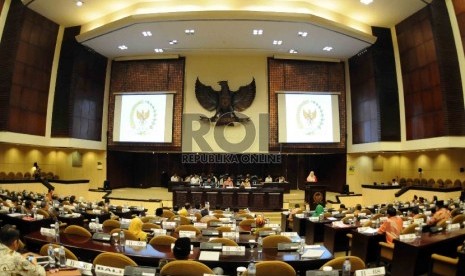 Ketua Dewan Perwakilan Daerah Republik Indonesia (DPD R) Irman Gusman (tengah), Wakil Ketua DPD Farouk Muhammad (kiri) serta Gusti Kanjeng Ratu Hemas (kanan) memimpin sidang paripurna DPD di Gedung Nusantara V, Kompleks Parlemen Senayan, Jakara, Selasa (24