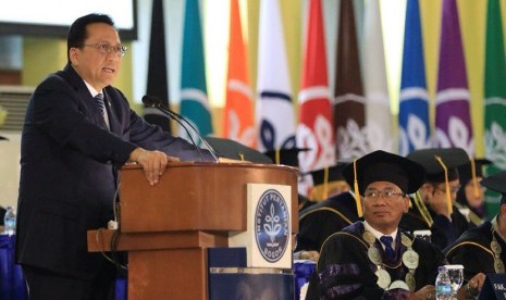 Ketua Dewan Perwakilan Daerah Republik Indonesia (DPD RI), Irman Gusman menyampaikan orasi ilmiah pada Sidang Terbuka Dies Natalis ke-52 Institut Pertanian Bogor (IPB), di Graha Widya Wisuda, Kampus IPB, Jalan Raya Darmaga, Bogor, Rabu (2/9).