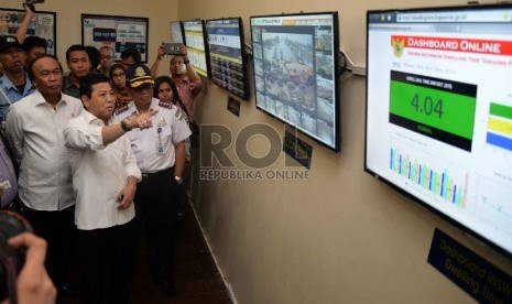 Ketua Dewan Perwakilan Rakyat (DPR) Setya Novanto beserta jajarannya menyambangi Terminal Penumpang Pelabuhan Tanjung Priok, Jakarta, Selasa (7/7). (Republika/Yasin Habibi)