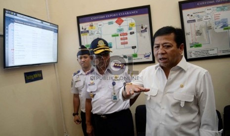 Ketua Dewan Perwakilan Rakyat (DPR) Setya Novanto beserta jajarannya menyambangi Terminal Penumpang Pelabuhan Tanjung Priok, Jakarta, Selasa (7/7). (Republika/Yasin Habibi)