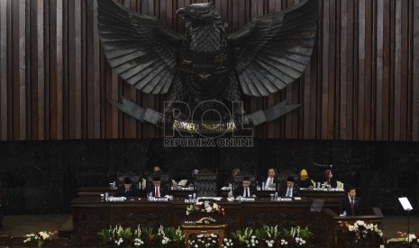 Ketua DPR Setya Novanto memberikan pidato saat sidang Paripurna yang diadakan di Kompleks Parlemen, Jakarta, Jumat (28/8).   (Republika/Raisan Al Farisi)