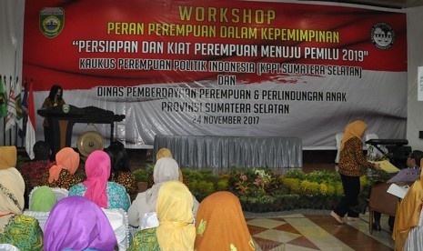 Ketua Dewan Pimpinan Daerah Kaukus Perempuan Politik Indonesia Sumatra Selatan, RA Anita Noeringhati membuka workshop peran perempuan dalam kepemimpinan di Aula DPRD Sumsel