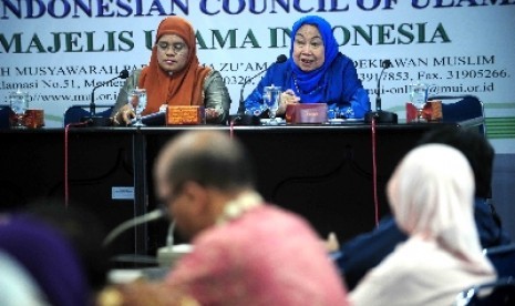 Ketua Dewan Pimpinan Majelis Ulama Indonesia (MUI) bidang Pemberdayaan Perempuan, Tutty Alawiyah (kanan) .