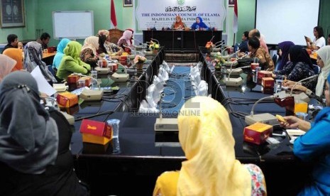  Ketua Dewan Pimpinan MUI bidang Pemberdayaan Perempuan, Tutty Alawiyah bersama Wakil Sekertaris Jenderal MUI, Welya Safitri memberikan pernyataan sikap pelaksanaan jilbab bagi Polwan di Gedung MUI, Jakarta, Jumat (20/12).   (Republika/Agung Supriyanto)