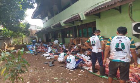 Ketua  Dewan Pimpinan Wilayah Partai Persatuan Pembangunan (DPW PPP) DKI Jakarta H Guruh Tirta Lunggana memimpin pemotongan hewan kurban di kantor PPP Jakarta, Jln. I Gusti Ngurah Rai, Buaran, Klender, Duren Sawit, Jakarta Timur, Selasa (12/7/2022).