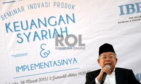 Ketua Dewan Syariah Nasional (DSN) Majelis Ulama Indonesia (MUI) Ma'ruf Amin (kanan) menjadi narasumber dalam acara seminar Inovasi Produk Keuangan Syariah dan Implementasinya di Jakarta, Kamis (26/3). 