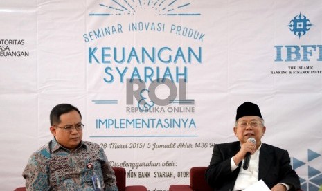 Ketua Dewan Syariah Nasional MUI  Ma'ruf Amin (kanan) dan Direktur IKNB Syariah OJK Moch. Muchlasin menjadi narasumber dalam acara seminar Inovasi Produk Keuangan Syariah dan Implementasinya di Jakarta, Kamis (26/3). 