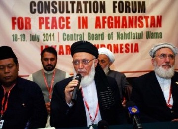 Ketua Dewan Tinggi Perdamaian Afghanistan, Burhanuddin Rabbani (tengah), Sekjen PBNU Marsudi Suud (kiri), dan Penasehat Presiden Afghansitan, Al Haj Waheedullah Sabawon(kanan), menyampaikan keterangan kepada wartawan saat forum Consultation Forum for Peace