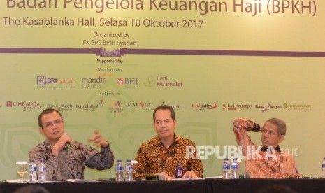  Ketua Dewas BPKH Yuslam Fauzi (kiri), Direktur BRI Syariah Wildan, dan Koordinator Badan Pengelola Keuangan Haji (BPKH) Anggito Abimanyu (kanan) menjadi pembicara saat dialog bersama BPKH, Jakarta, Selasa (10/10).