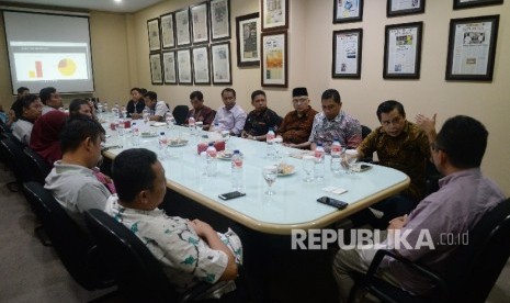 Ketua Divisi Humas Badan Wakaf Indonesia (BWI) Khaerul Huda (kanan) bersama yayasan wakaf mengunjungi kantor Republika, Jakarta, Senin (25/9).