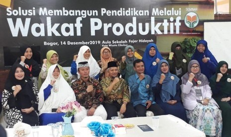 Ketua Divisi Pembinaan dan Pemberdayaan Badan Wakaf Indonesia (BWI), Hendri Tanjung saat menjadi pembicara seminar bertema Solusi Membangun Pendidikan Melalui Wakaf Produktif di Aula Sekolah Fajar Hidayah, Kota Wisata Cibubur, Ciangsana, Bogor, Sabtu (14/12).