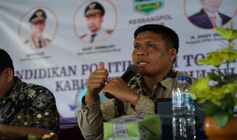 Ketua Divisi Sosdiklih Parmas dan SDM KPU Sumbar, Jons Manedi.