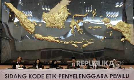 Ketua DKPP Jimly Asshiddiqie (ketiga kanan) bersama jajaran Anggota Majelis DKPP memimpin sidang kode etik penyelenggara Pemilu di komplek Parlemen Senayan, Jakarta, Kamis (30/3).