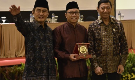 Ketua DKPP Jimly Asshiddiqie (kiri) bersama Ketua MPR Zulkifli Hasan (tengah) dan Menkopolhukam Wiranto (kanan) berbincang disela Forum Penyampaian Laporan Lima Tahun Dewan Kehormatan Penyelenggara Pemilu (DKPP) di Jakarta, Jumat (9/6). 