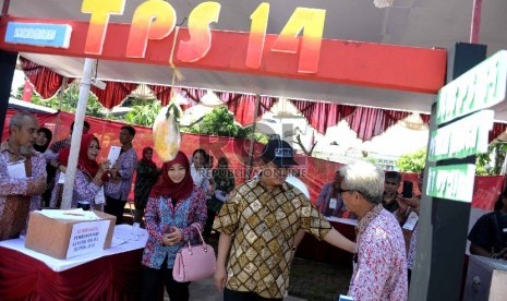  Ketua DKPP Jimly Asshiddiqie meninjau pemilihan walikota Depok di TPS Kampung Pilkada RW 03, Depok, Jawa Barat, Rabu (9/12). 