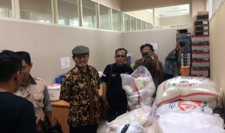 Ketua DKPP, Jimly Asshidiq, saat monitoring barang sitaan sembako di Panwaslu Jakarta Pusat, yang ditemukan di Posko Bara Badja, Petamburan, Tanah Abang, Rabu (19/4) pagi. 