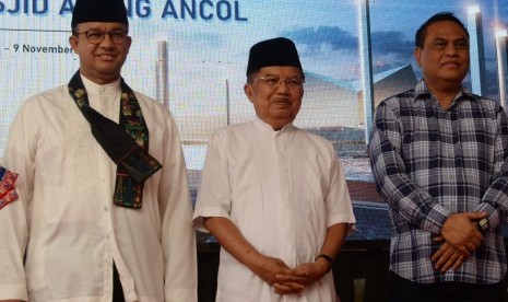 Ketua DMI HM Jusuf Kalla meresmikan peletakan batu pertama pembangunan Masjid Terapung di kawasan wisata Ancol, Sabtu (9/11).