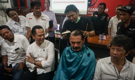 Ketua DPC PDI Perjuangan Solo yang juga Wali Kota Solo FX. Hadi Rudyatmo (kedua kanan) beserta sejumlah pengurus partai mencukur gundul rambut di kantor DPC PDI-P Solo, Jawa Tengah, Rabu (17/4/2019). Aksi tersebut sebagai reaksi suka cita atas keunggulan perolehan suara pasangan Calon Presiden dan Wakil Presiden nomor urut 01 versi hitung cepat.