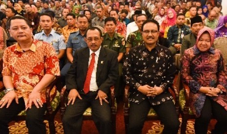 Ketua DPC PDIP Surabaya dan Wakil Wali Kota Surabya Wisnu Sakti Buana (kiri).