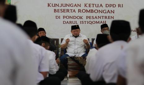 Ketua DPD AA LaNyalla Mahmud Mattalitti, bersama rombongan melakukan kunjungan ke Pesantren Darul Istiqomah. Dalam kunjungannya Ketua DPD mengimbau masyarakat di zona merah untuk Sholat Id di rumah.