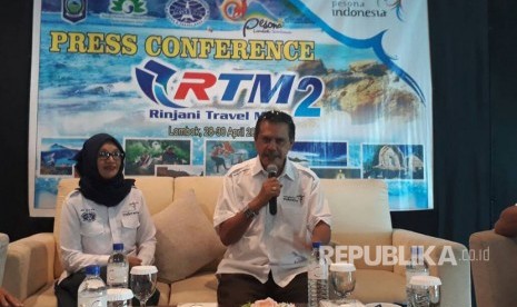 Ketua DPD ASITA NTB Dewantoro Umbu Joka (kanan) dan Sekjen Agustine Sasongko jumpa pers tentang Rinjani Travel Mart II yang akan digelar pada 28-30 April 2017 di Lombok.