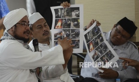 Ketua DPD FPI Jakarta Habib Muchsin Bin Zaid Al Athos (kiri) menunjukan foto pasca kejadian saat menggelar konferensi pers di Masjid Al Ittihaat, Jakarta, Ahad (16/4). 