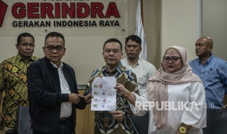 Ketua DPD Gerindra DKI Jakarta Muhammad Taufik (kiri) bersama Waketum DPP Gerindra Sufmi Dasco Ahmad (tengah), dan Ketua Fraksi Gerindra DPRD DKI Jakarta Rany Maulani (kanan), menunjukkan dokumen seusai memberikan keterangan pers tentang nama calon Wakil Gubernur (cawagub) DKI Jakarta di Kantor Fraksi Gerindra DPRD DKI Jakarta, Senin (20/1/2020). 