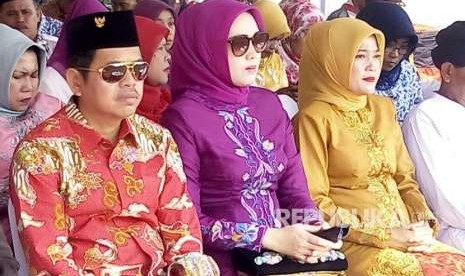 Ketua DPD Golkar Jabar Dedi Mulyadi, bersama isteri Anne Ratna Mustika.