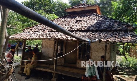 Ketua DPD Golkar Jabar Dedi Mulyadi, ingin membangun tajug yang ramah anak. Salah satunya, membangun Tajug Al Muttaqien yang berarsitektur panggung di Kampung Pungangan, Desa Rancabango, Kecamatan Patokbeusi, Subang, Senin (9/7). 