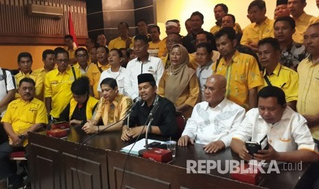 Ketua DPD Golkar Jabar, Dedi Mulyadi menggelar Konferensi Pers terkait sikapnya terhadap SK DPP yang memilih Emil-Daniel di Pilgub Jabar, di Kantor DPD Golkar Jawa Barat, Kota Bandung, Senin (6/11).