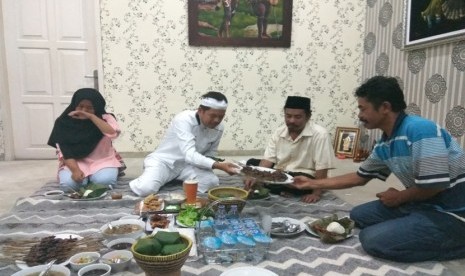  Ketua DPD Golkar Jabar Dedi Mulyadi, menjamu makan malam tukang cobek Tajudin, warga Desa Jayamekar, Kecamatan Padalarang, Kabupaten Bandung Barat, Senin (23/1). 